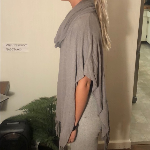 Gray poncho - Picture 2 of 3